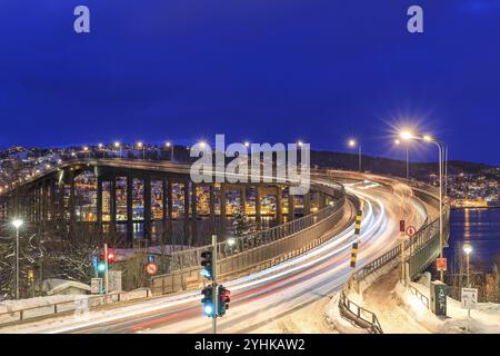 Tromso-Brücke über Tromsoysund im Winter, Dämmerung, Tromso, Troms, Norwegen, Europa Stockfoto