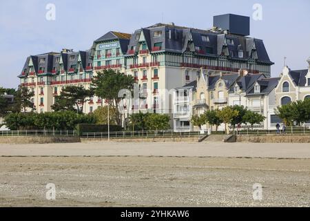 Grand Hotel Eremitage im englischen Tudor-Stil an der lido-Promenade, La Baule-Escoublac lido, Loire-Atlantique, Pays de la Loire Region, Fra Stockfoto