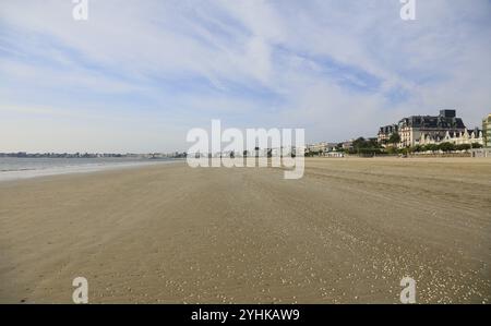 Breiter sandiger lido, Grand Hotel Eremitage im englischen Tudor-Stil an der lido-Promenade, La Baule-Escoublac lido, Loire-Atlantique Departement Pays de la Stockfoto