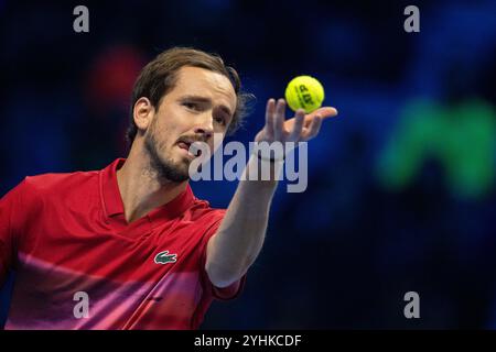 Turin, Italien. November 2024. Daniil Medwedev ist der Australier Alex de Minaur beim Tennis-Einzelspiel der ATP World Tour Finals in der Inalpi Arena in Turin, Italien - Sport - Dienstag, den 12. November 2024. (Foto: Marco Alpozzi/Lapresse) Credit: LaPresse/Alamy Live News Stockfoto