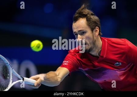 Turin, Italien. November 2024. Russlands Daniil Medwedew kehrt den Ball an Australias Alex de Minaur zurück, während der ATP World Tour Finals in der Inalpi Arena in Turin, Italien - Sport - Dienstag, 12. November 2024. (Foto: Marco Alpozzi/Lapresse) Credit: LaPresse/Alamy Live News Stockfoto