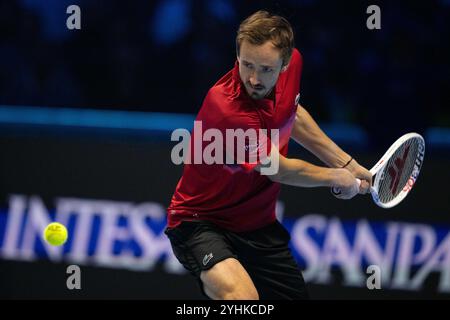Turin, Italien. November 2024. Russlands Daniil Medwedew kehrt den Ball an Australias Alex de Minaur zurück, während der ATP World Tour Finals in der Inalpi Arena in Turin, Italien - Sport - Dienstag, 12. November 2024. (Foto: Marco Alpozzi/Lapresse) Credit: LaPresse/Alamy Live News Stockfoto