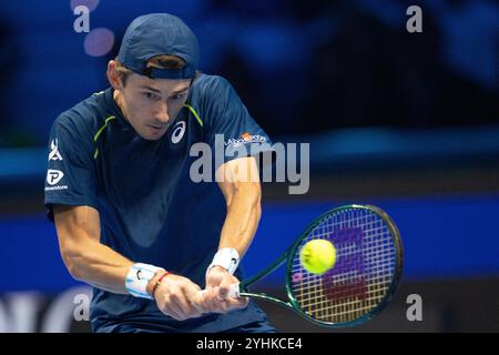 Turin, Italien. November 2024. Australias Alex de Minaur kehrt den Ball an Daniil Medwedew zurück, während seines Tennis-Einzelspiels der ATP World Tour Finals in der Inalpi Arena in Turin, Italien - Sport - Dienstag, den 12. November 2024. (Foto: Marco Alpozzi/Lapresse) Credit: LaPresse/Alamy Live News Stockfoto