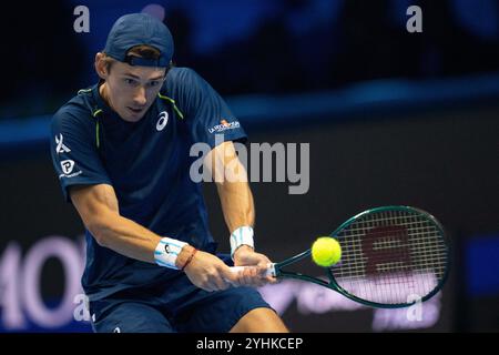 Turin, Italien. November 2024. Australias Alex de Minaur kehrt den Ball an Daniil Medwedew zurück, während seines Tennis-Einzelspiels der ATP World Tour Finals in der Inalpi Arena in Turin, Italien - Sport - Dienstag, den 12. November 2024. (Foto: Marco Alpozzi/Lapresse) Credit: LaPresse/Alamy Live News Stockfoto
