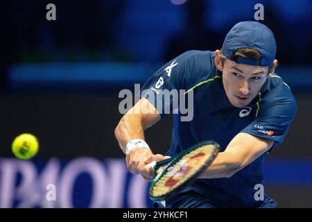 Turin, Italien. November 2024. Australias Alex de Minaur kehrt den Ball an Daniil Medwedew zurück, während seines Tennis-Einzelspiels der ATP World Tour Finals in der Inalpi Arena in Turin, Italien - Sport - Dienstag, den 12. November 2024. (Foto: Marco Alpozzi/Lapresse) Credit: LaPresse/Alamy Live News Stockfoto