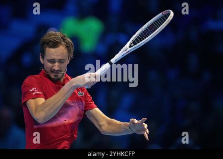 Turin, Italien. November 2024. Russlands Daniil Medwedew kehrt den Ball an Australias Alex de Minaur zurück, während der ATP World Tour Finals in der Inalpi Arena in Turin, Italien - Sport - Dienstag, 12. November 2024. (Foto: Marco Alpozzi/Lapresse) Credit: LaPresse/Alamy Live News Stockfoto