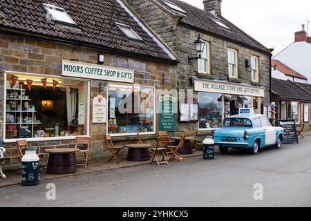 Goathland, Aidensfield Village Stores. Ort für den Heartbeat der TV-Serie. North Yorkshire, England. Ford Anglia Polizeiauto, Panda, parkt draußen. Stockfoto