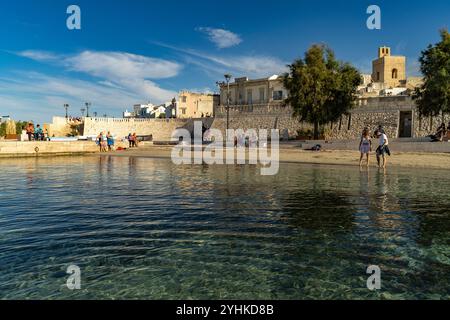 Stadtstrand Spiaggetta del Molo oder Spiaggia dei Bambini und die Altstadt von Otranto, Apulien, Italien, Europa | Stadtstrand Spiaggetta del Molo OR Stockfoto