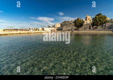 Stadtstrand Spiaggetta del Molo oder Spiaggia dei Bambini und die Altstadt von Otranto, Apulien, Italien, Europa | Stadtstrand Spiaggetta del Molo OR Stockfoto