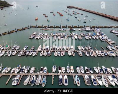 Luftaufnahme des Yachthafens von Brixham an der Südküste von Devon im Südwesten Englands. Stockfoto