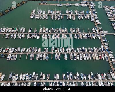 Luftaufnahme des Yachthafens und des Hafens von Brixham an der Südküste von Devon im Südwesten Englands. Stockfoto