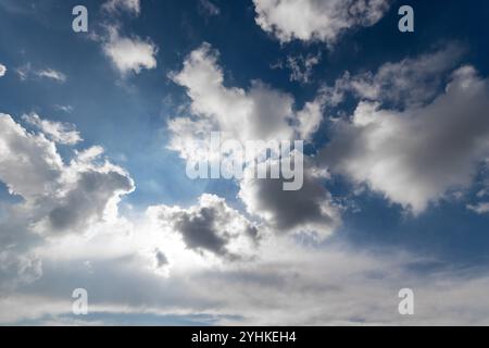 Die Sonnenstrahlen brechen durch die Cumulus-Wolken im elektrischen blauen Himmel und schaffen eine ruhige Atmosphäre in der natürlichen Landschaft Stockfoto
