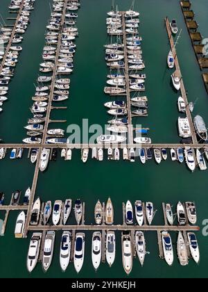 Luftaufnahme des Yachthafens von Brixham an der Südküste von Devon im Südwesten Englands. Stockfoto