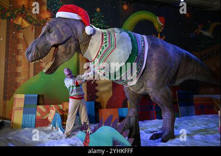 Das Londoner Natural History Museum stellt einen nachhaltigen Weihnachtspullover vor, der von seinem berühmten Animatronic T. rex getragen wird. Das Christmas T. rex ist der Beginn der Weihnachtsfeier im Museum. Seine festliche Strickmode und Weihnachtssorte sind im Laden und jetzt online erhältlich ... in einer jährlichen Tradition im Museum wird die festliche Ausstellung in der Dinosaur Gallery gezeigt, die von heute bis Januar 2025 ... für Besucher kostenlos ist Stockfoto