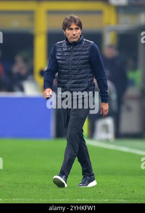 Mailand, Italien. November 2024. Antonio Conte, Cheftrainer des SSC Napoli, reagiert nach dem letzten Pfiff des Spiels der Serie A in Giuseppe Meazza, Mailand. Der Bildnachweis sollte lauten: Jonathan Moscrop/Sportimage Credit: Sportimage Ltd/Alamy Live News Stockfoto