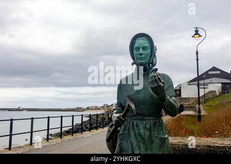 Statue von Mary Anning von der Bildhauerin Denise Dutton in Lyme Regis, Dorset Stockfoto