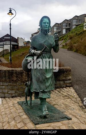 Statue von Mary Anning von der Bildhauerin Denise Dutton in Lyme Regis, Dorset Stockfoto