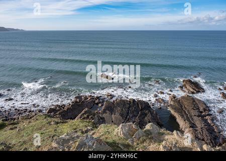 Blick auf die zerklüfteten Felsen der Widemouth Bay in Cornwall, Großbritannien Stockfoto