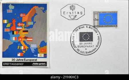 Anschreiben zum ersten Tag, gedruckt von Österreich, mit entlöschter Briefmarke, die den Europarat fördert, 20. Jahrestag, um 1969. Stockfoto