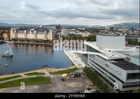 Eine dauerhaft verankerte, glitzernde Skulptur namens „She Lies“ im Hafen von Oslo steht vor dem Oslo Opera House in Oslo, Norwegen. Der schwimmende Edelstahl Stockfoto