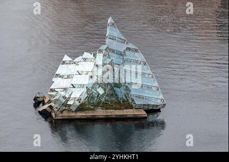 Eine dauerhaft verankerte, glitzernde Skulptur namens „She Lies“ im Hafen von Oslo gegenüber der Oper Oslo in Oslo, Norwegen. Der schwimmende Edelstahl Stockfoto