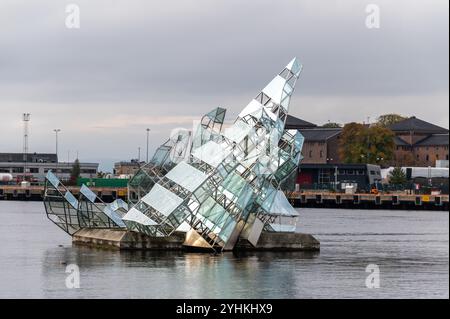 Eine dauerhaft verankerte, glitzernde Skulptur namens „She Lies“ im Hafen von Oslo gegenüber der Oper Oslo in Oslo, Norwegen. Der schwimmende Edelstahl Stockfoto