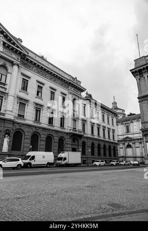 Mailand, Italien - 30. März 2022: Piazza della Scala ist eine Fußgängerzone im Zentrum von Mailand, Italien, verbunden mit dem Hauptplatz der Stadt. Stockfoto