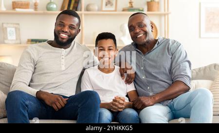 Familienmitglieder mehrerer Generationen, die sich zu Hause gemeinsam ausgeben Stockfoto