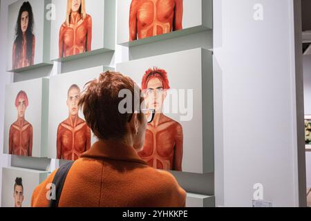 Paris, Frankreich. November 2024. Olivier Donnars/Le Pictorium - 27. Paris Foto - 08/11/2024 - Frankreich/Paris - 27. Ausgabe von Paris Photo, der internationalen Kunstmesse für alte und zeitgenössische Fototaphie im Grand Palais in Paris. Quelle: LE PICTORIUM/Alamy Live News Stockfoto