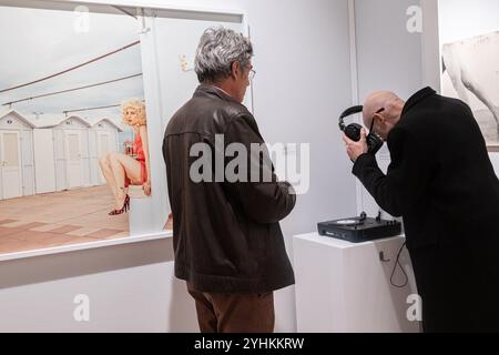 Paris, Frankreich. November 2024. Olivier Donnars/Le Pictorium - 27. Paris Foto - 08/11/2024 - Frankreich/Paris - 27. Ausgabe von Paris Photo, der internationalen Kunstmesse für alte und zeitgenössische Fototaphie im Grand Palais in Paris. Quelle: LE PICTORIUM/Alamy Live News Stockfoto