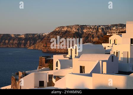 In Griechenland ist die Stadt Fira auf der Insel Santorin in der Ägäis mit ihren weißen Häusern und ihren vulkanischen Klippen sehr malerisch. Stockfoto