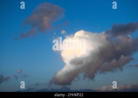 Flauschige Wolken am blauen Himmel, ruhiger Himmel mit Wolken, hellblauer Himmel Hintergrund, weiche weiße Wolken, friedliche Himmelslandschaft, natürliche Himmelsschönheit, Konzept Stockfoto