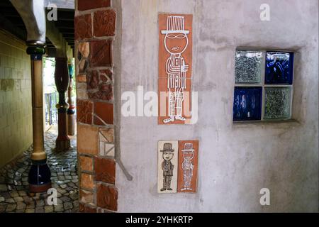 Männliches Symbol auf den Hundertwasser-Toiletten, Kawakawa, Nordinsel, Neuseeland Stockfoto