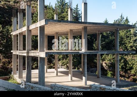 Im Bau befindliches Haus oder Villa. Gründungsarbeiten im Wohnungsbau. Concreate Block, Außenansicht eines im Bau befindlichen Hauses mit modernem Design Stockfoto