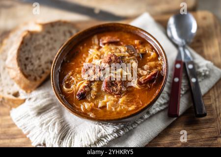 Weihnachtskohlsuppe, ein traditionelles osteuropäisches Weihnachtsgericht. Stockfoto