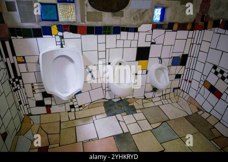 Die Hundertwasser-Toiletten, Kawakawa, Nordinsel, Neuseeland Stockfoto