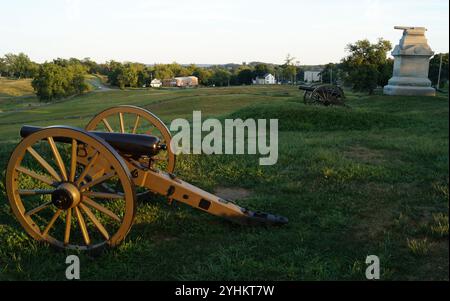 Artilleriebatterien und Denkmäler auf dem historischen Schlachtfeld des Amerikanischen Bürgerkriegs im Gettysburg National Military Park, PA, USA Stockfoto