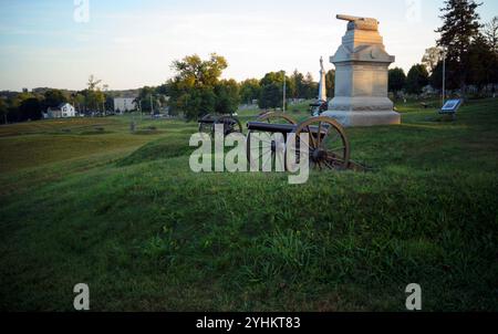 Artilleriebatterien und Denkmäler auf dem historischen Schlachtfeld des Amerikanischen Bürgerkriegs im Gettysburg National Military Park, PA, USA Stockfoto