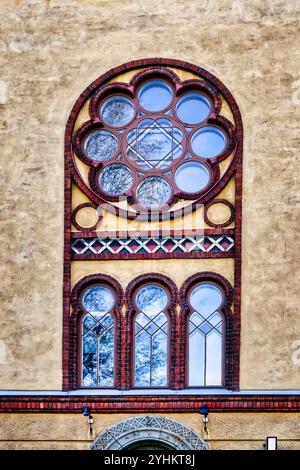 Fensterrosen an der Fassade des Betania-Gebäudes, Helsinki, Finnland. Betania wurde 1903 von Karl August Wrede im neogotischen Stil entworfen. Stockfoto