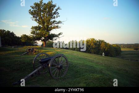 Artilleriebatterie und Denkmäler auf dem historischen Schlachtfeld des Amerikanischen Bürgerkriegs von 1863, Teil des Gettysburg National Military Park, mit Blick bei Sonnenuntergang Stockfoto