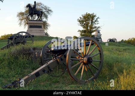 Artilleriebatterien und Denkmäler auf dem historischen Schlachtfeld des Amerikanischen Bürgerkriegs im Gettysburg National Military Park, PA, USA Stockfoto