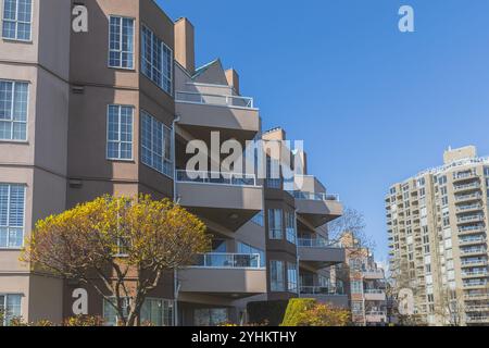 Neue moderne Apartmenthäuser in Kanada Moderne Wohnhäuser. Einfamilienhäuser. Mietobjekte. Niemand, Straßenfoto. Immobilienentwicklung, AP Stockfoto