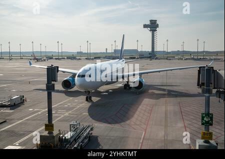 18.10.2024, Berlin, Deutschland, Europa - ein Airbus A330-243 Passagierflugzeug der Air Anka mit der Registrierung TC-NYB parkt an einem Gate auf dem Flughafen Berlin Brandenburg BER Willy Brandt . Air Anka ist eine im Jahr 2021 gegruendete tuerkische Charterfluggesellschaft mit Sitz in Izmir, Tuerkei. *** 18 10 2024, Berlin, Deutschland, Europa an Air Anka Airbus A330 243 Passagierflugzeuge TC NYB parkt an einem Gate am Flughafen Berlin Brandenburg BER Willy Brandt Air Anka ist eine türkische Charterfluggesellschaft, die 2021 gegründet wurde und ihren Sitz in Izmir, Türkei hat Stockfoto