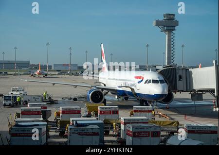 03.11.2024, Berlin, Deutschland, Europa - ein Airbus A321-251NX Passagierflugzeug der British Airways mit der Registrierung G-NEOV parkt an einem Gate auf dem Flughafen Berlin Brandenburg BER Willy Brandt . British Airways ist Mitglied der oneworld Luftfahrtallianz, einem internationalen Netzwerk von Fluggesellschaften. *** 03 11 2024, Berlin, Deutschland, Europa Ein Passagierflugzeug von British Airways Airbus A321 251NX G NEOV parkt an einem Gate in Berlin Brandenburg BER Willy Brandt Airport British Airways ist Mitglied der oneworld Airline Alliance, einem internationalen Netz von Fluggesellschaften Stockfoto