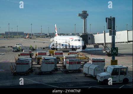 03.11.2024, Berlin, Deutschland, Europa - ein Airbus A321-251NX Passagierflugzeug der British Airways mit der Registrierung G-NEOV parkt an einem Gate auf dem Flughafen Berlin Brandenburg BER Willy Brandt . British Airways ist Mitglied der oneworld Luftfahrtallianz, einem internationalen Netzwerk von Fluggesellschaften. *** 03 11 2024, Berlin, Deutschland, Europa Ein Passagierflugzeug von British Airways Airbus A321 251NX G NEOV parkt an einem Gate in Berlin Brandenburg BER Willy Brandt Airport British Airways ist Mitglied der oneworld Airline Alliance, einem internationalen Netz von Fluggesellschaften Stockfoto