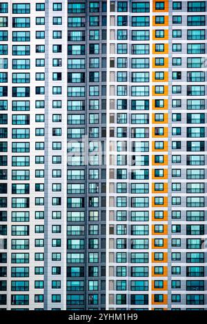 Modernes Hochhaus mit farbenfroher Fassade in urbanem Ambiente Stockfoto