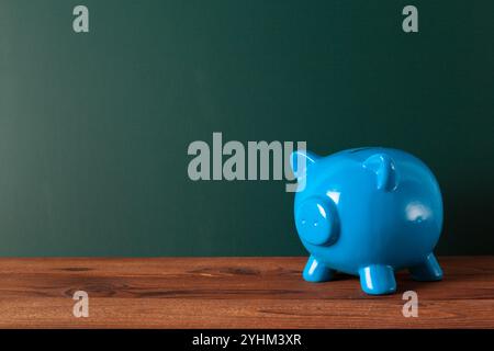 Sparschwein auf blackboard Hintergrund. Stockfoto