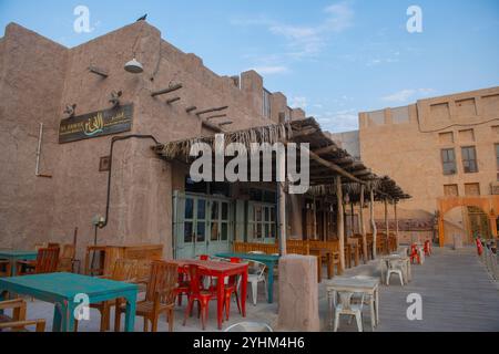 Al Fanar Restaurant in einem historischen Gebäude im islamischen Stil im historischen Viertel Al Fahidi (Al Bastakiya) am Dubai Creek in Dubai Old Village, Dubai Stockfoto