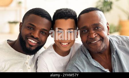 Familienmitglieder. Porträt Des Gutaussehenden Afrikanischen Großvaters, Vater Und Sohn Stockfoto