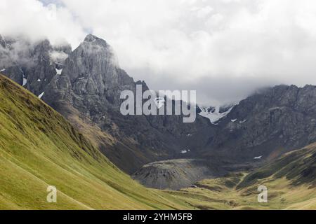 Dieses horizontal ausgerichtete Foto zeigt die majestätischen Kaukasus-Berge in Georgien während der Herbstsaison. Im Vordergrund ist rollend gr Stockfoto